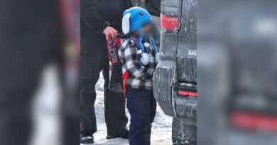 Menino de cinco anos detido pelo ICE é liberado e retorna a Minneapolis