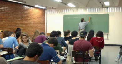 Metade dos professores formados em EAD tem desempenho insuficiente Metade dos professores formados em EAD tem desempenho insuficiente