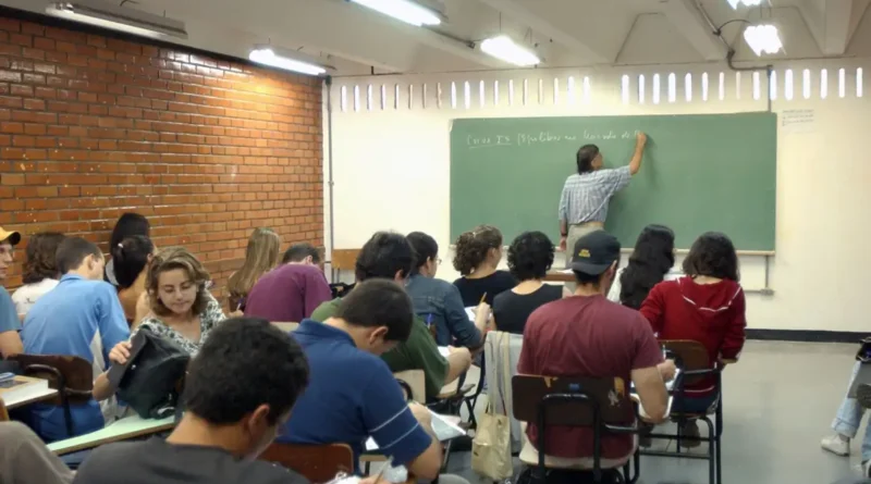 Metade dos professores formados em EAD tem desempenho insuficiente