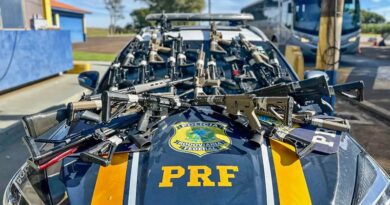 PRF apreende 26 fuzis durante abordagem a caminhão no Paraná