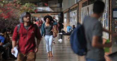 Mais de 54% dos graduandos já abandonaram curso para cuidar dos filhos