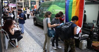 Transexuais e travestis fazem ato no RJ em defesa da democracia Transexuais e travestis fazem ato no RJ em defesa da democracia