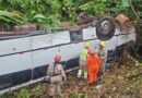 Micro-ônibus cai em ribanceira na BR-174 e deixa quatro pessoas sob avaliação médica