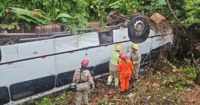 Micro-ônibus cai em ribanceira na BR-174 e deixa quatro pessoas sob avaliação médica