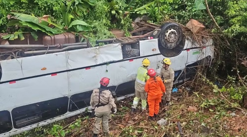 Micro-ônibus cai em ribanceira na BR-174 e deixa quatro pessoas sob avaliação médica