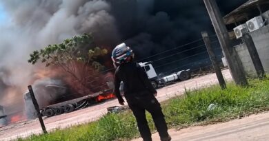 Incêndio de grandes proporções atinge fábrica no Distrito Industrial de Manaus Incêndio de grandes proporções atinge fábrica no Distrito Industrial de Manaus