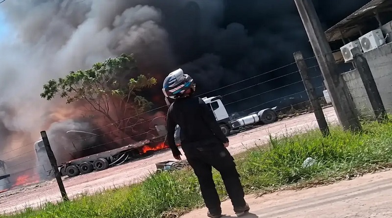 Incêndio de grandes proporções atinge fábrica no Distrito Industrial de Manaus